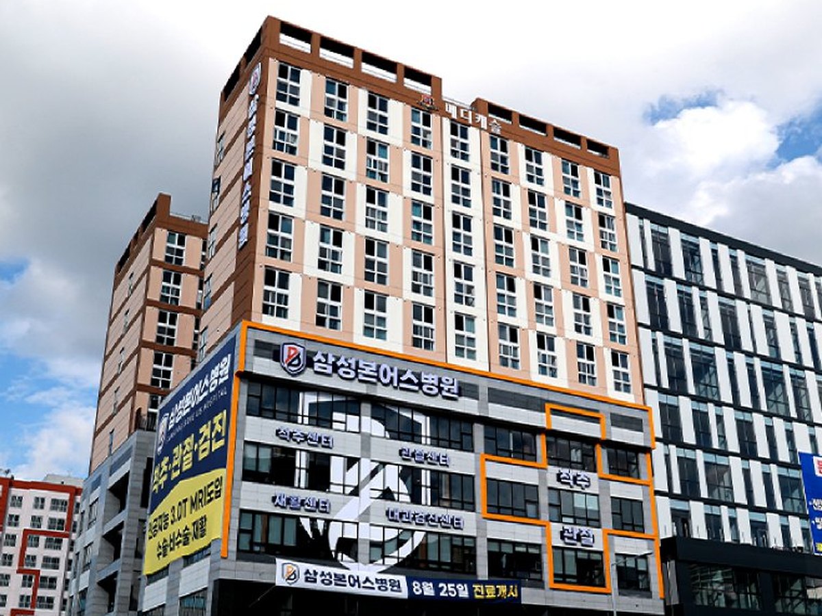 삼성본어스병원 건물 외벽 사인과 층별 유도 사인